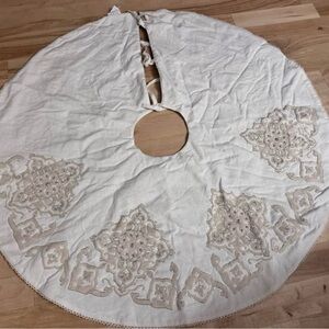 Elegant White and Cream Tree Skirt